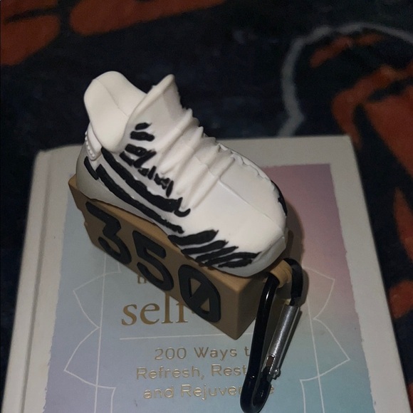 White and Black Sneakers AirPods holder 2 generations - Picture 7 of 7